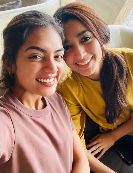 actress Nazriya adorable selfie goes viral