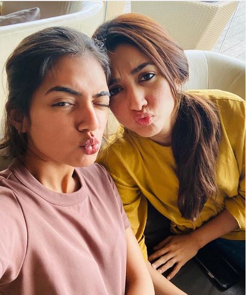 actress Nazriya adorable selfie goes viral