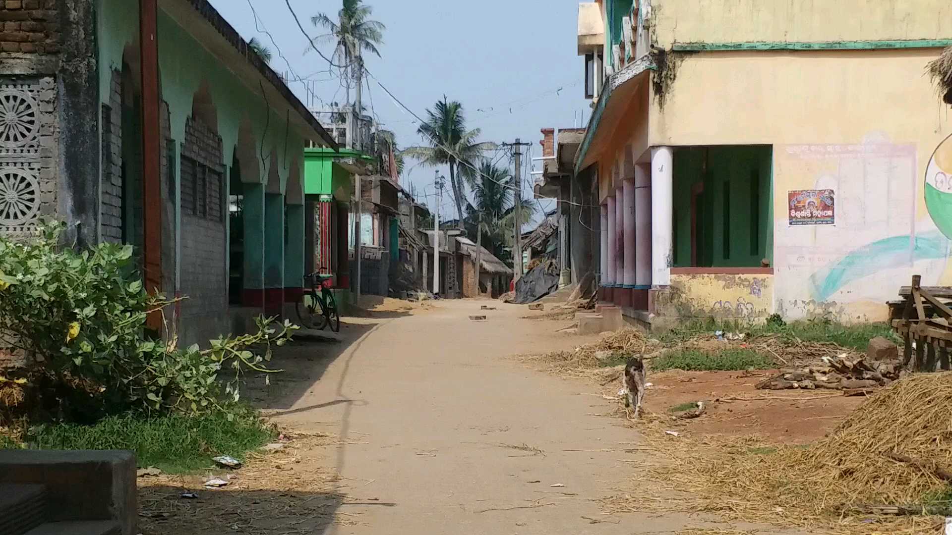 ଭୋଗ ରନ୍ଧାକୁ ବୋମାମାଡ ପରେ ପୁରୁଷ ଶୂନ୍ୟ ଗାଁ , ଗନ୍ଧରେ ସଢୁଛି ମନ୍ଦିର ପରିସର