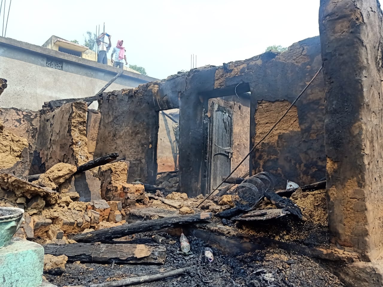 Rankasingha village of Anugul,  village engulfed in flames due to short circuit, 20 houses were burned, ସର୍ଟ ସର୍କିଟ ନିଆଁରେ ପୋଡ଼ି ଗଲା ଗାଁ, ଜଳିଗଲା 20 ବଖରା ଘର