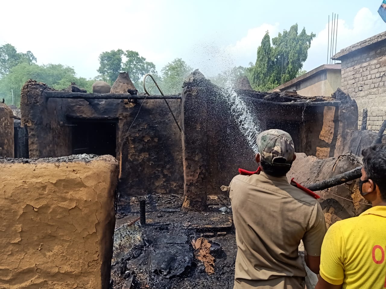 Rankasingha village of Anugul,  village engulfed in flames due to short circuit, 20 houses were burned, ସର୍ଟ ସର୍କିଟ ନିଆଁରେ ପୋଡ଼ି ଗଲା ଗାଁ, ଜଳିଗଲା 20 ବଖରା ଘର