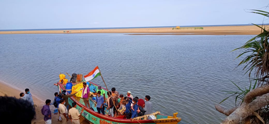 39 labour and fisherman reach odisha  by motor boat