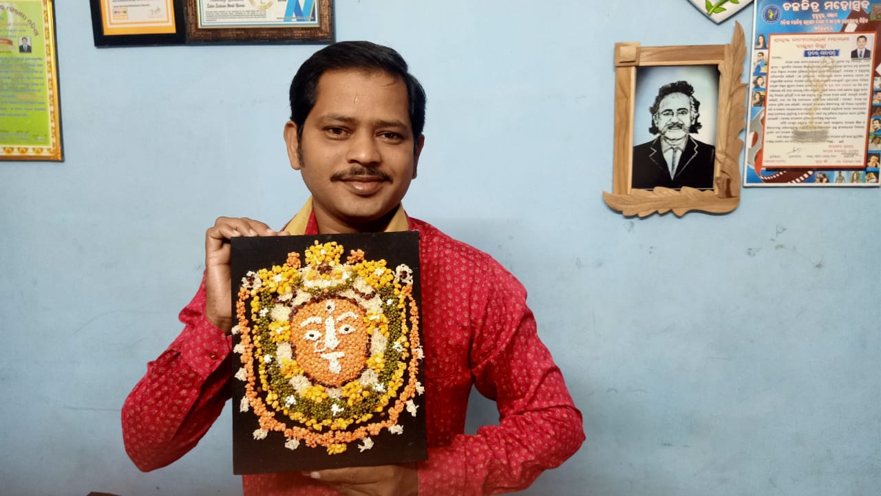 young artist Satya Maharana erected a statue of Maa Kandhuni in food grains