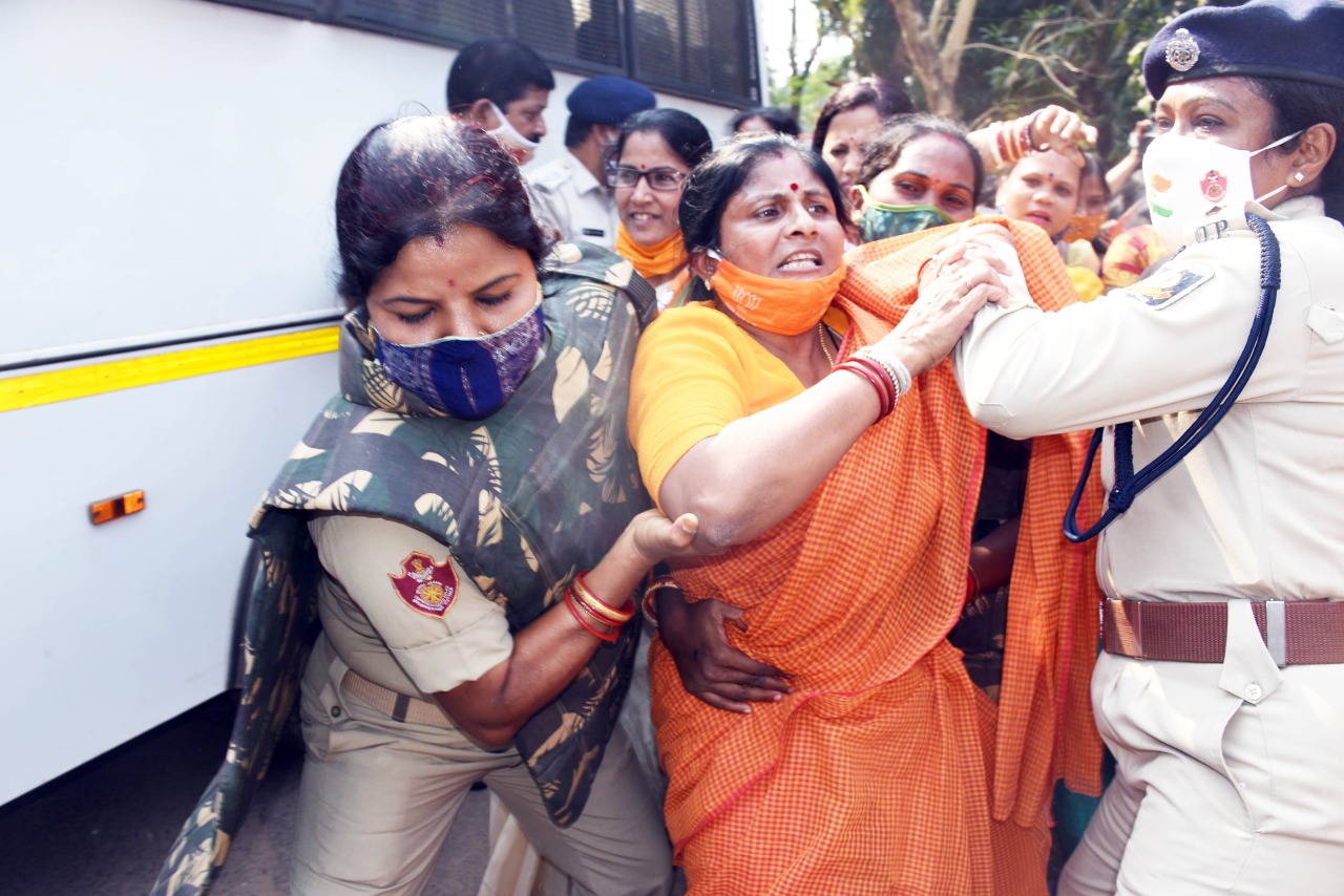 BJP's Mahila Morcha protest and demand dismiss to minister Arun Sahoo over pari murder issue