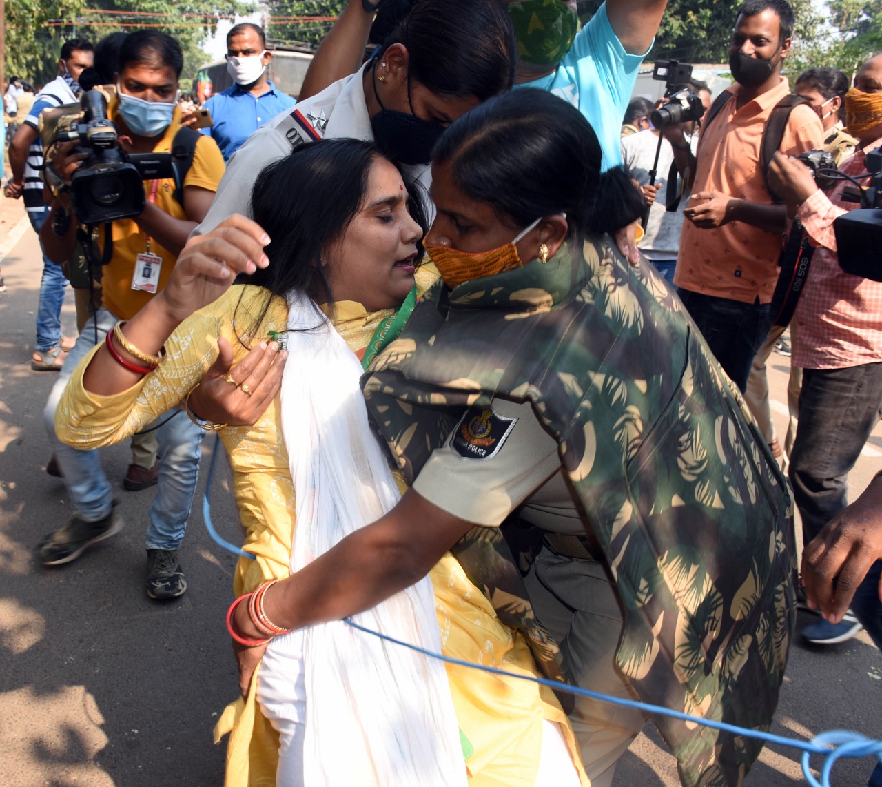 BJP's Mahila Morcha protest and demand dismiss to minister Arun Sahoo over pari murder issue