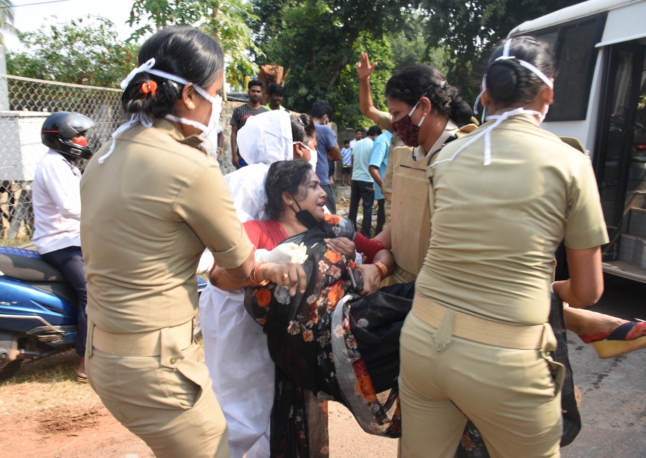 BJP's Mahila Morcha protest and demand dismiss to minister Arun Sahoo over pari murder issue