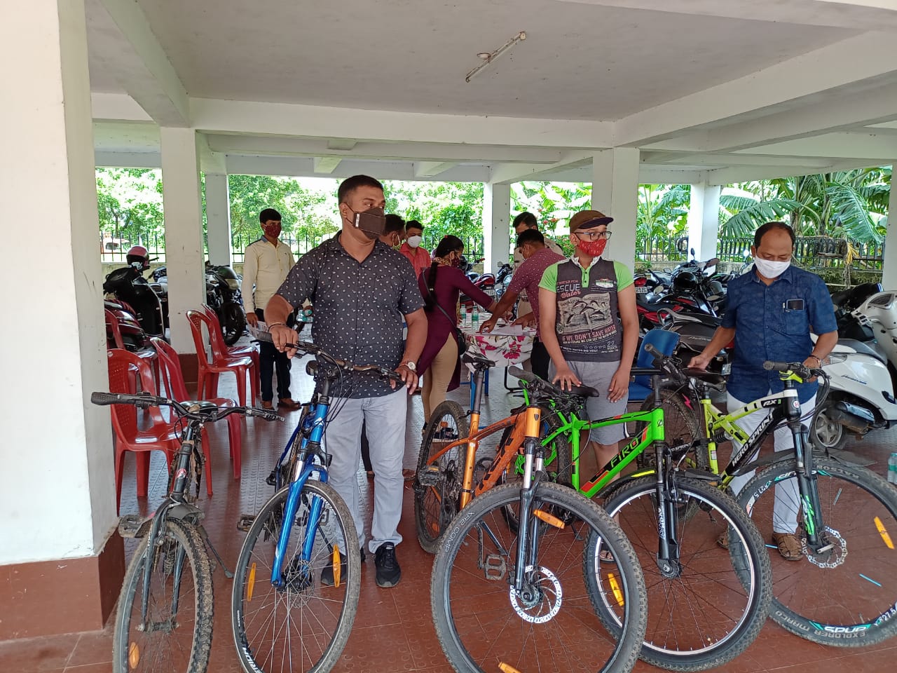 Bicycle mobile laptops police return to complainant in bbsr