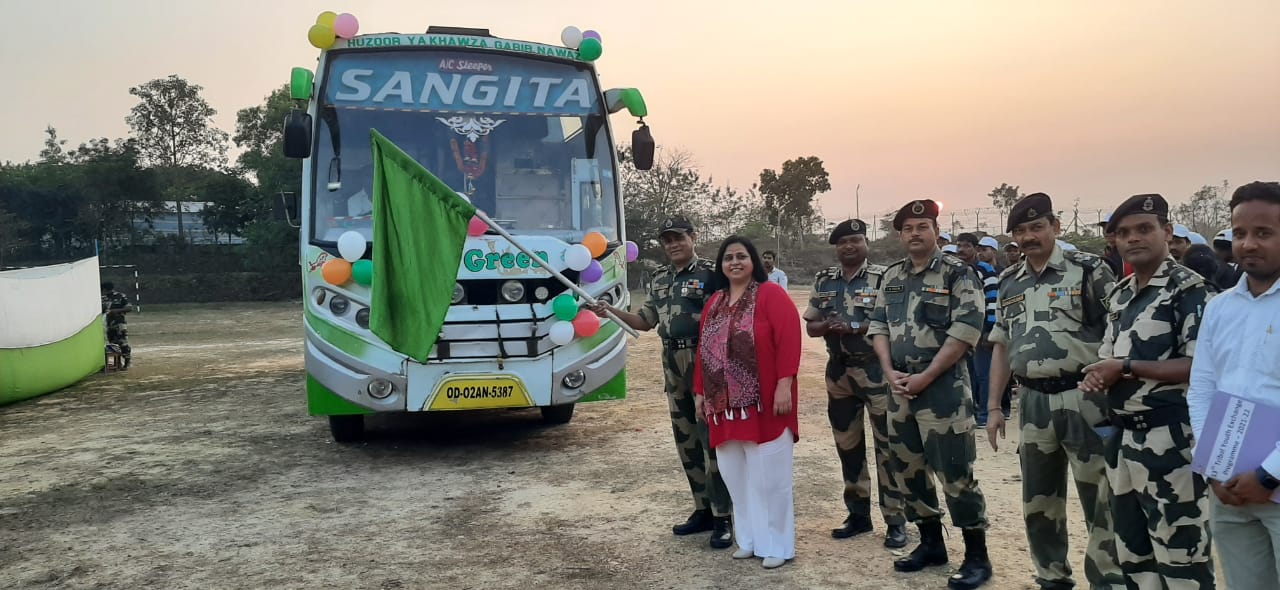 many young tribals on hyderabad tour from swabhiman area of malkangiri with bsf