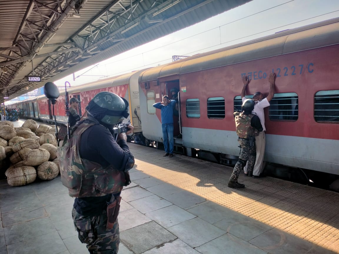 mock drill in railway station: ଯାତ୍ରୀଙ୍କୁ ଆତଙ୍କବାଦୀଙ୍କଠାରୁ ଉଦ୍ଧାର ପାଇଁ ମକ୍‌ଡ୍ରିଲ