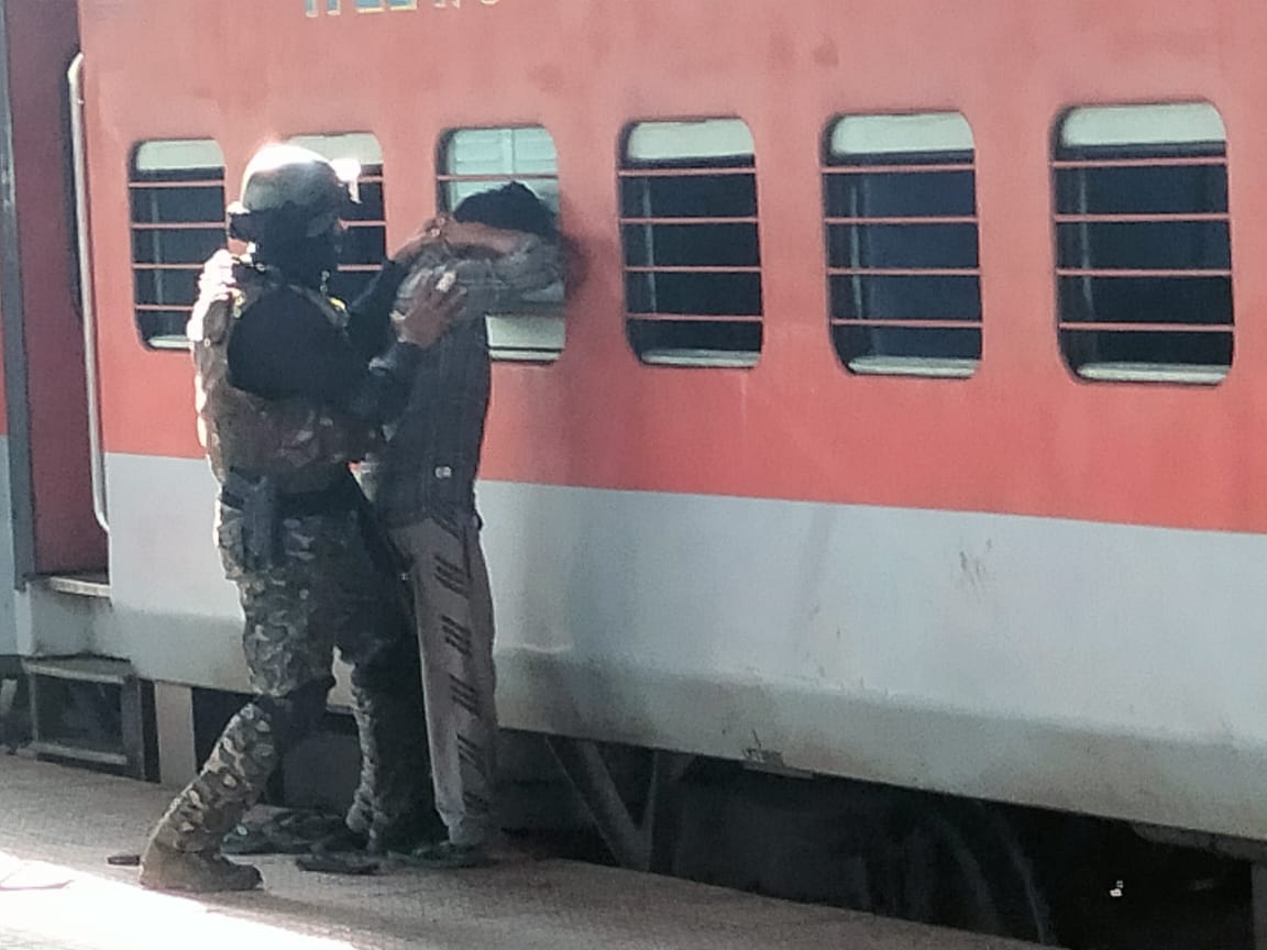 mock drill in railway station: ଯାତ୍ରୀଙ୍କୁ ଆତଙ୍କବାଦୀଙ୍କଠାରୁ ଉଦ୍ଧାର ପାଇଁ ମକ୍‌ଡ୍ରିଲ