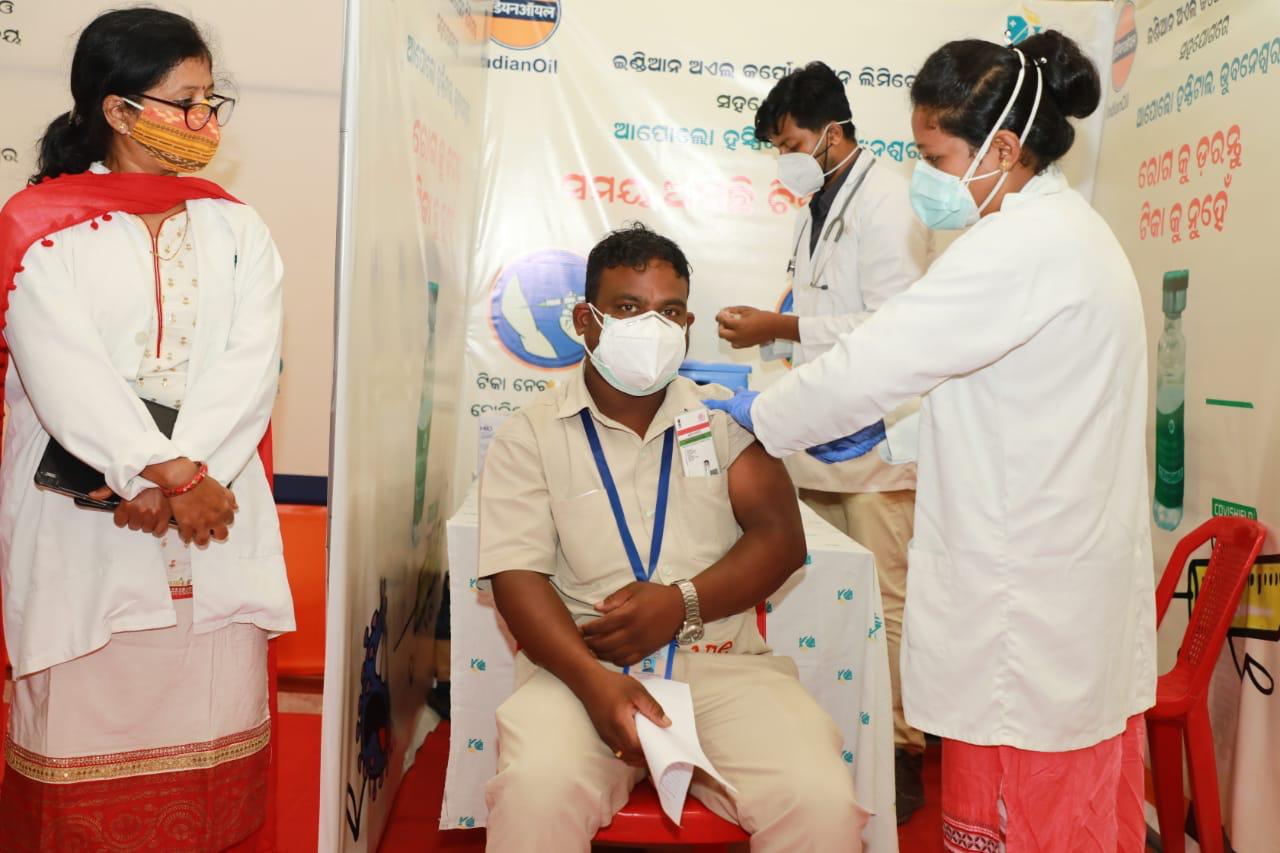 Indian Oil's  vaccination camp, vaccination camp for petrol pum employees, vaccine for those who provides gas cylinder, ଇଣ୍ଡିଆନ ଅଏଲର କୋଭିଡ଼ ଟିକାକରଣ ଶିବିର, କେନ୍ଦ୍ରମନ୍ତ୍ରୀ ଧର୍ମେନ୍ଦ୍ର ପ୍ରଧାନ, କୋଭିଡ଼ ଟିକାକରଣ ଶିବିର