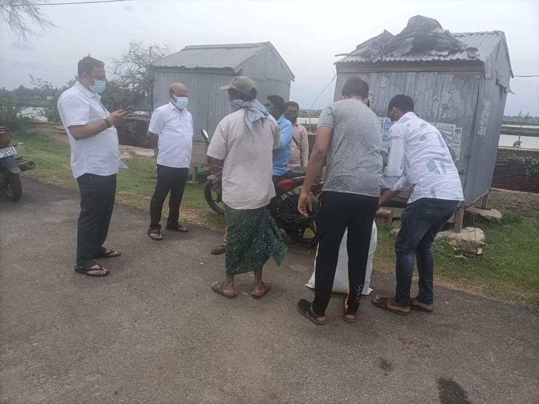 BJD youth & student wing distribute food at cyclone affcted district