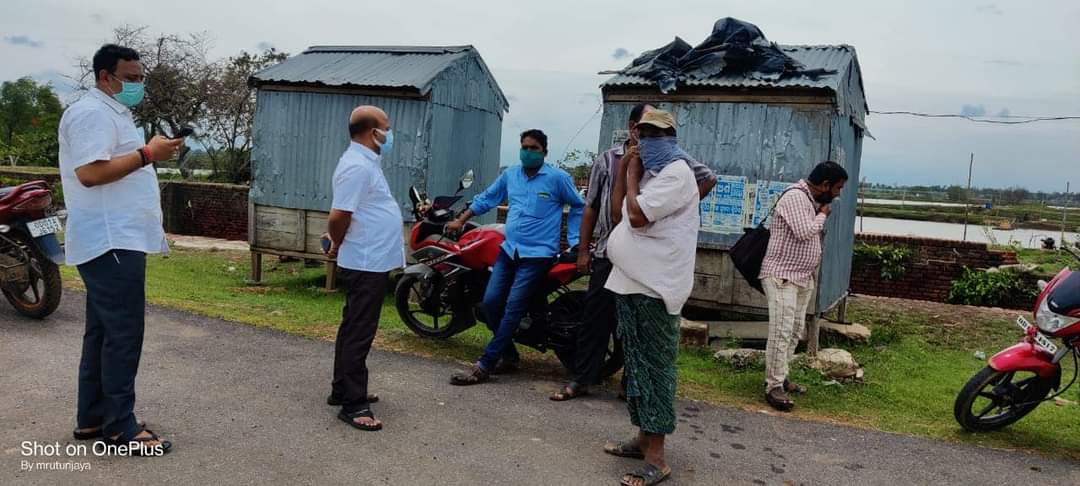 BJD youth & student wing distribute food at cyclone affcted district