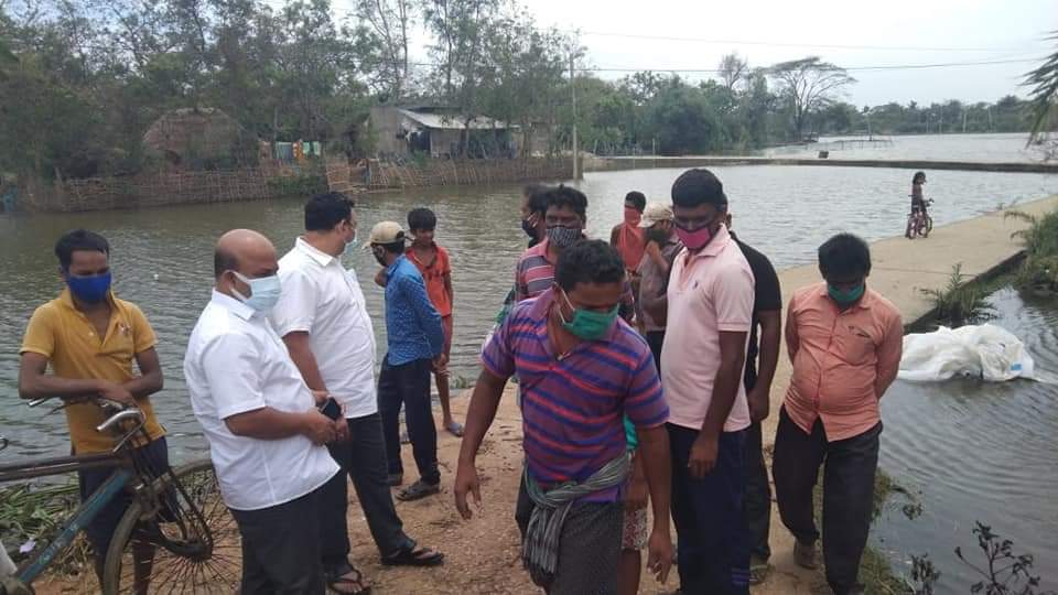 BJD youth & student wing distribute food at cyclone affcted district