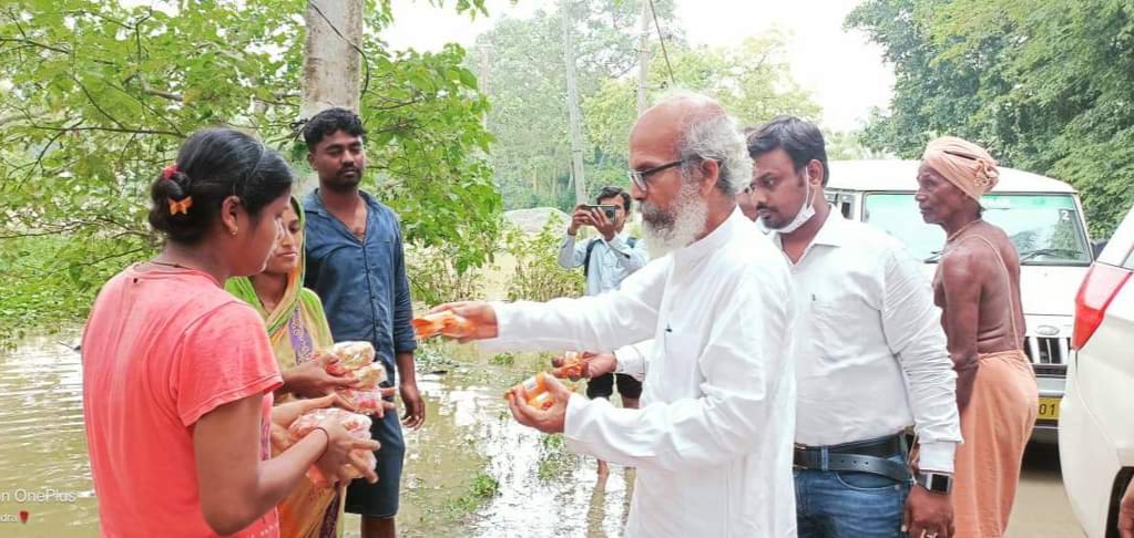 ବନ୍ୟା ବିପନ୍ନଙ୍କ ପାଖରେ ନେତା, ବିସ୍କୁଟ ଦେଇ ସୋସିଆଲ ମିଡିଆରେ ଫଟୋ ମେଞ୍ଚାଏ