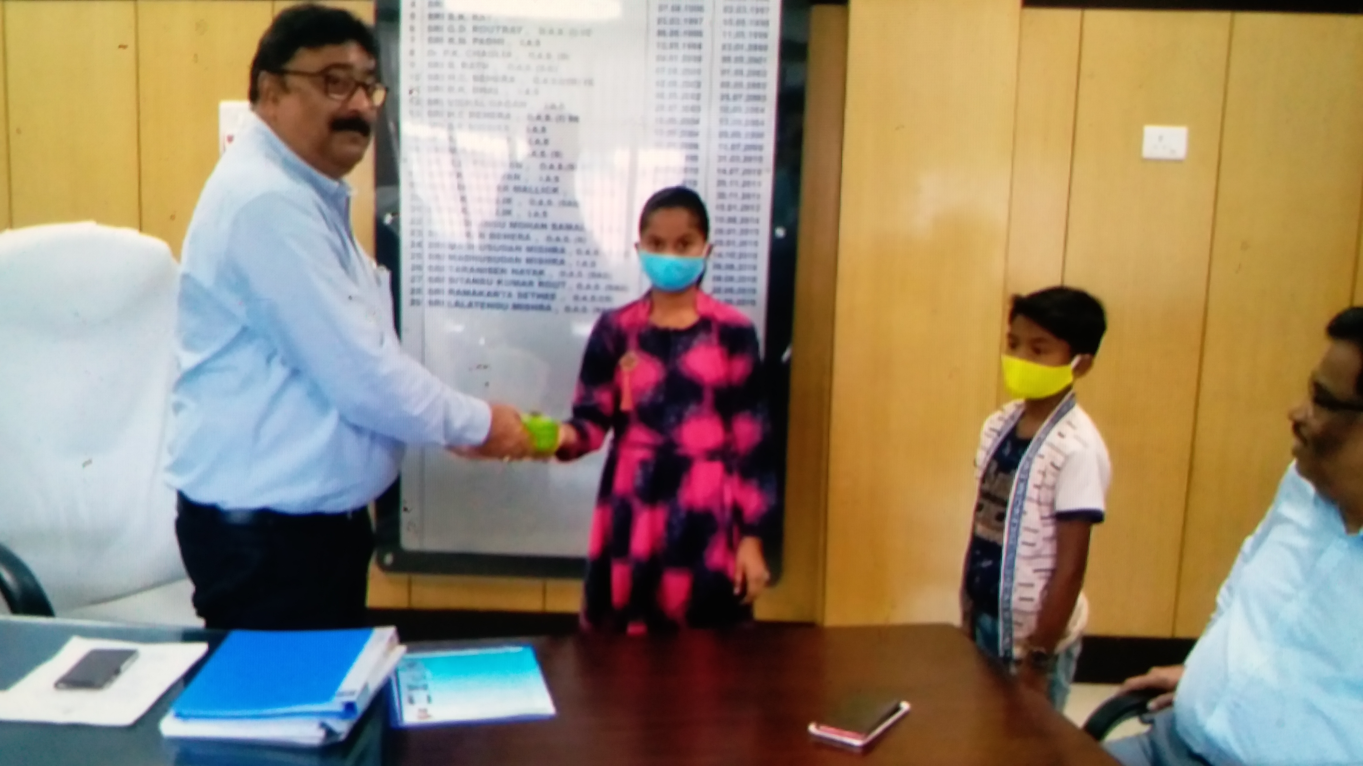 little archer donates, money from pigibank, to fight corona virus, covid-19, ଶିଶୁ ତୀରନ୍ଦାଜ, ବୌଦ୍ଧ