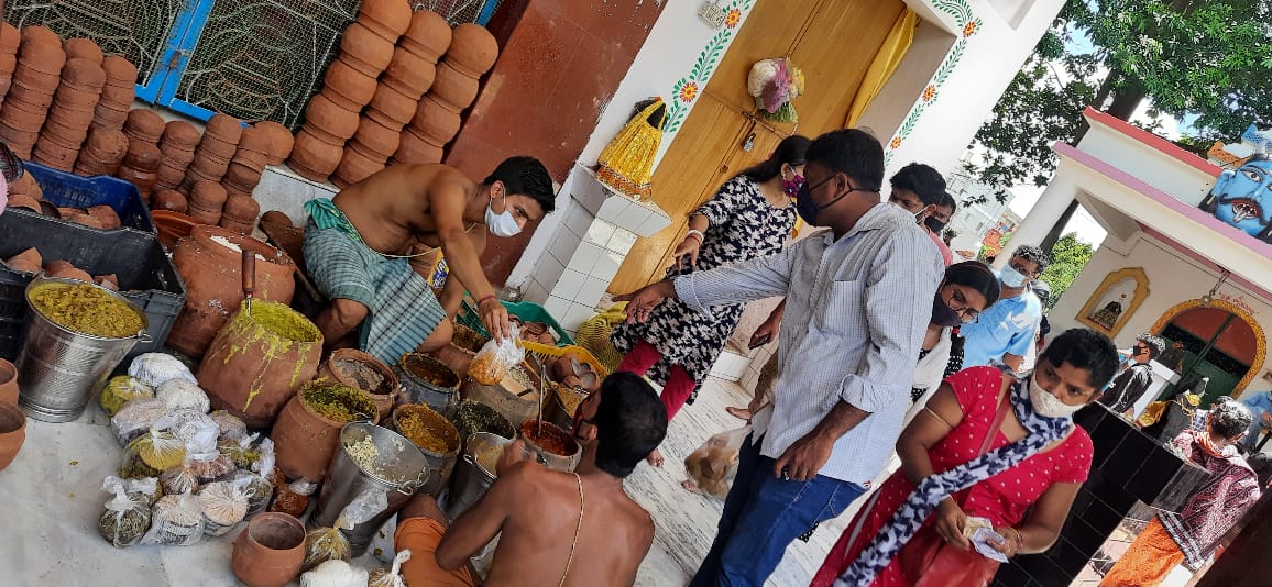 devotee gathers in cuttcak jagannath temple, CDA sector-6 jagannath temple, cmc enforcement team, 10 thousand fine from temple administration, ରଥଯାତ୍ରା ବେଳେ ମନ୍ଦିରରେ ଭିଡ଼, ମନ୍ଦିରରେ ଜମିଲା ଭିଡ଼, 10 ହଜାର ଫାଇନ ଗଣିଲା ମନ୍ଦିର ପ୍ରଶାସନ, ସେକ୍ଟର-6 ଜଗନ୍ନାଥ ମନ୍ଦିର