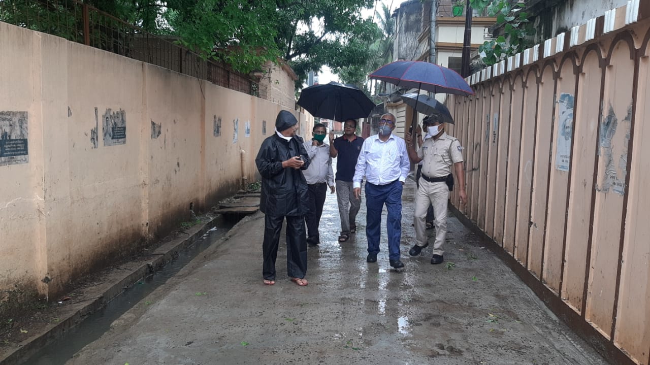 cuttack collector, review the situation in cuttack, cyclone amphan, bhabani shankar chayini, ବାତ୍ୟା ପରେ କଟକ ସ୍ଥିତି ସମୀକ୍ଷା କଲେ ଜିଲ୍ଲାପାଳ, ଜିଲ୍ଲାପାଳ ଭବାନୀ ଶଙ୍କର ଚୟନୀ, କଟକ ଖବର, ବାତ୍ୟା ଅମ୍ଫାନ