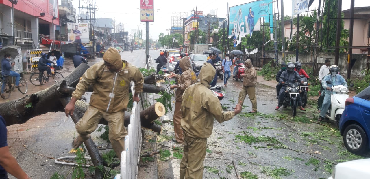 cuttack collector, review the situation in cuttack, cyclone amphan, bhabani shankar chayini, ବାତ୍ୟା ପରେ କଟକ ସ୍ଥିତି ସମୀକ୍ଷା କଲେ ଜିଲ୍ଲାପାଳ, ଜିଲ୍ଲାପାଳ ଭବାନୀ ଶଙ୍କର ଚୟନୀ, କଟକ ଖବର, ବାତ୍ୟା ଅମ୍ଫାନ