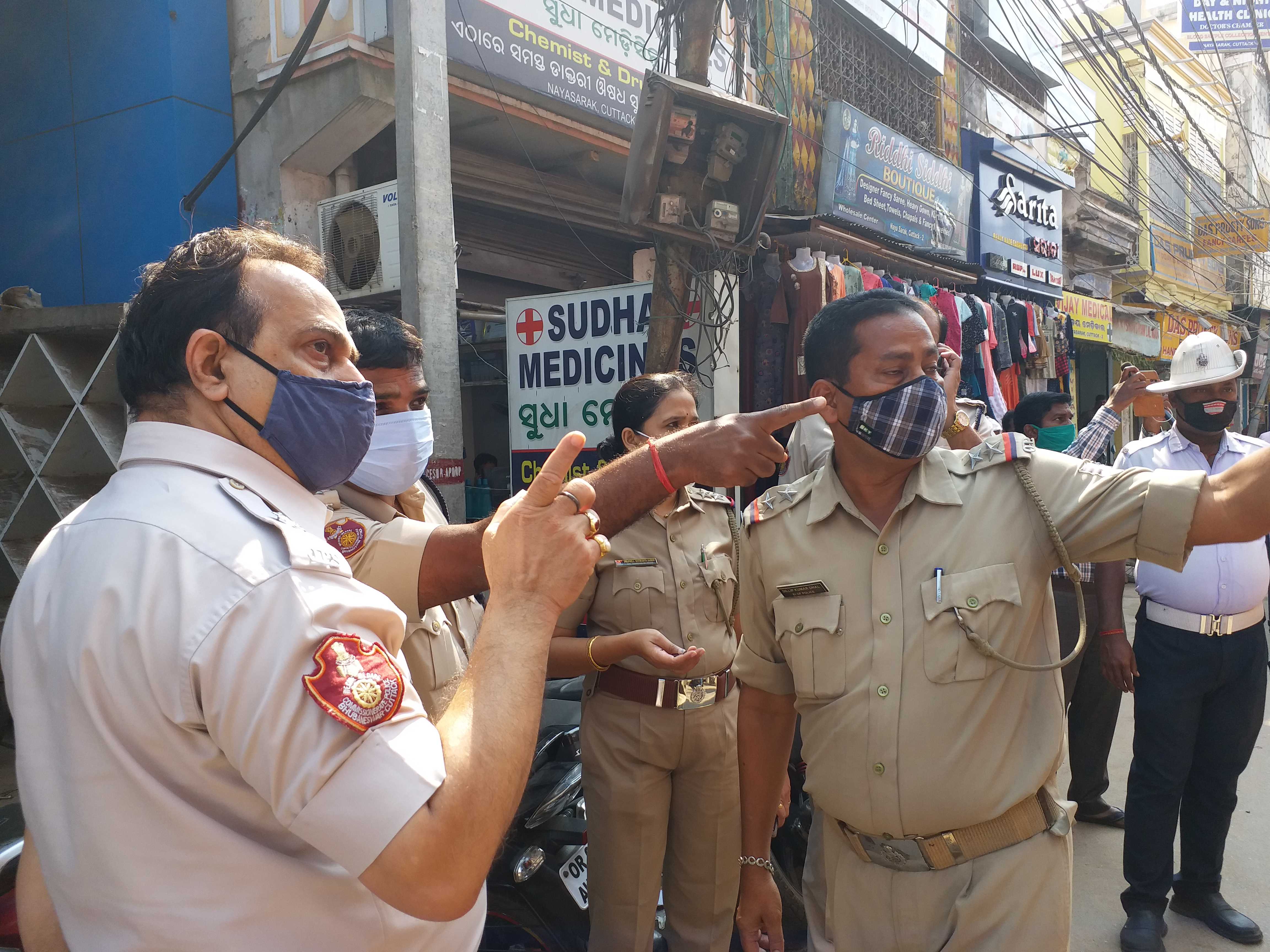 12 crore looted, 12 crore looted at gunpoint, 12 crore looted at gunpoint from IIFL, 12 crore looted at gunpoint from IIFL in Cuttack, Cuttack crime news, Cuttack IIFL gold loan bank looted, Cuttack IIFL gold loan bank looted news, 12 ಕೋಟಿ ದರೋಡೆ, ಗನ್​ಪಾಯಿಂಟ್​ ಇಟ್ಟು 12 ಕೋಟಿ ದರೋಡೆ, ಐಐಎಫ್​ಎಲ್​ನಲ್ಲಿ ಗನ್​ಪಾಯಿಂಟ್​ ಇಟ್ಟು 12 ಕೋಟಿ ದರೋಡೆ, ಕಟಕ್​ನ ಐಐಎಫ್​ಎಲ್​ನಲ್ಲಿ ಗನ್​ಪಾಯಿಂಟ್​ ಇಟ್ಟು 12 ಕೋಟಿ ದರೋಡೆ, ಕಟಕ್​ ಅಪರಾಧ ಸುದ್ದಿ, ಕಟಕ್​ ಐಐಎಫ್​ಎಲ್​ ಗೋಲ್ಡ್​ ಬ್ಯಾಂಕ್​ ದರೋಡೆ, ಕಟಕ್​ ಐಐಎಫ್​ಎಲ್​ ಗೋಲ್ಡ್​ ಬ್ಯಾಂಕ್​ ದರೋಡೆ ಸುದ್ದಿ,