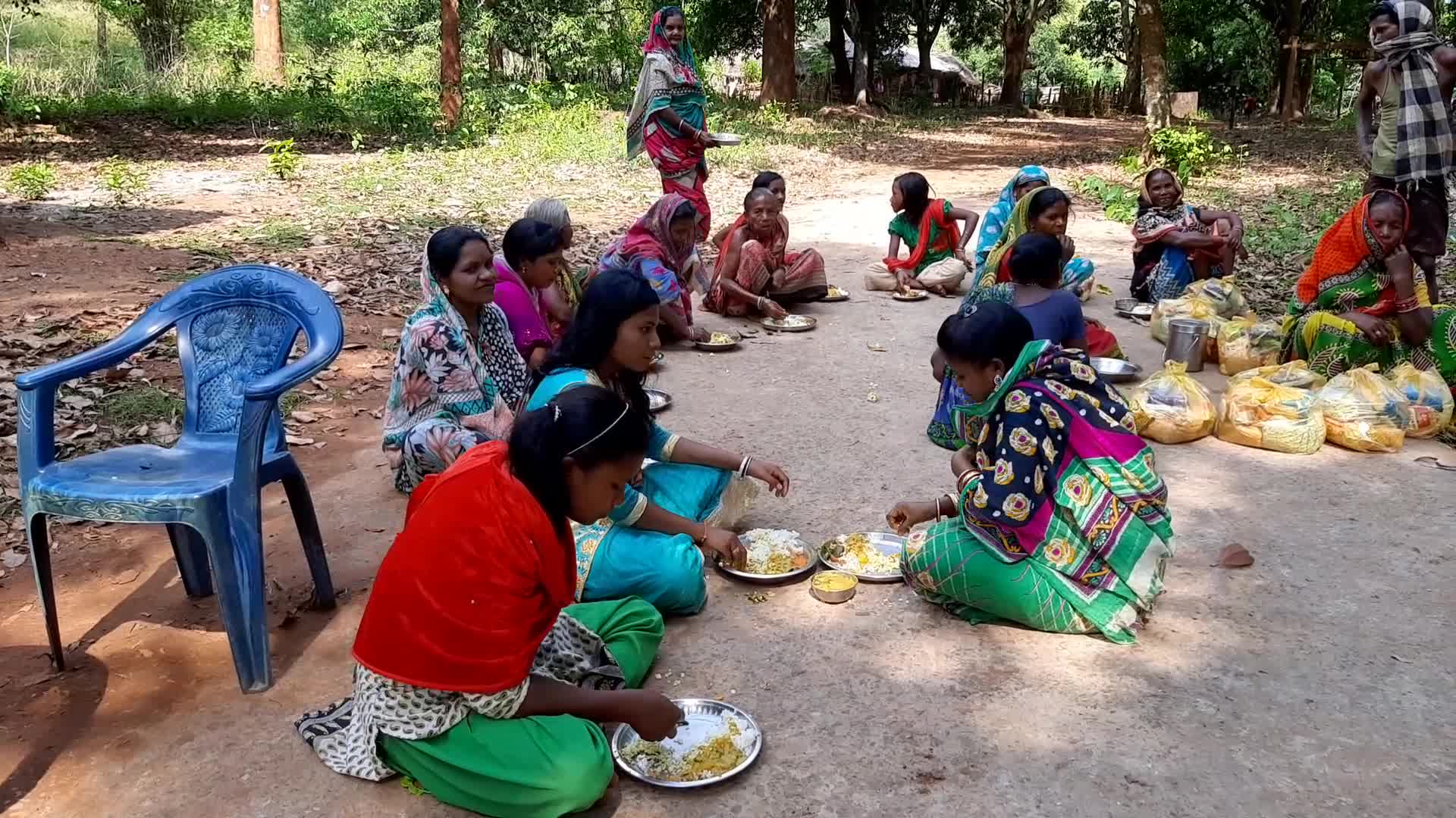 youths-of-bajarang-yuva-gosthi-distributing-food-items-in-kankadahada