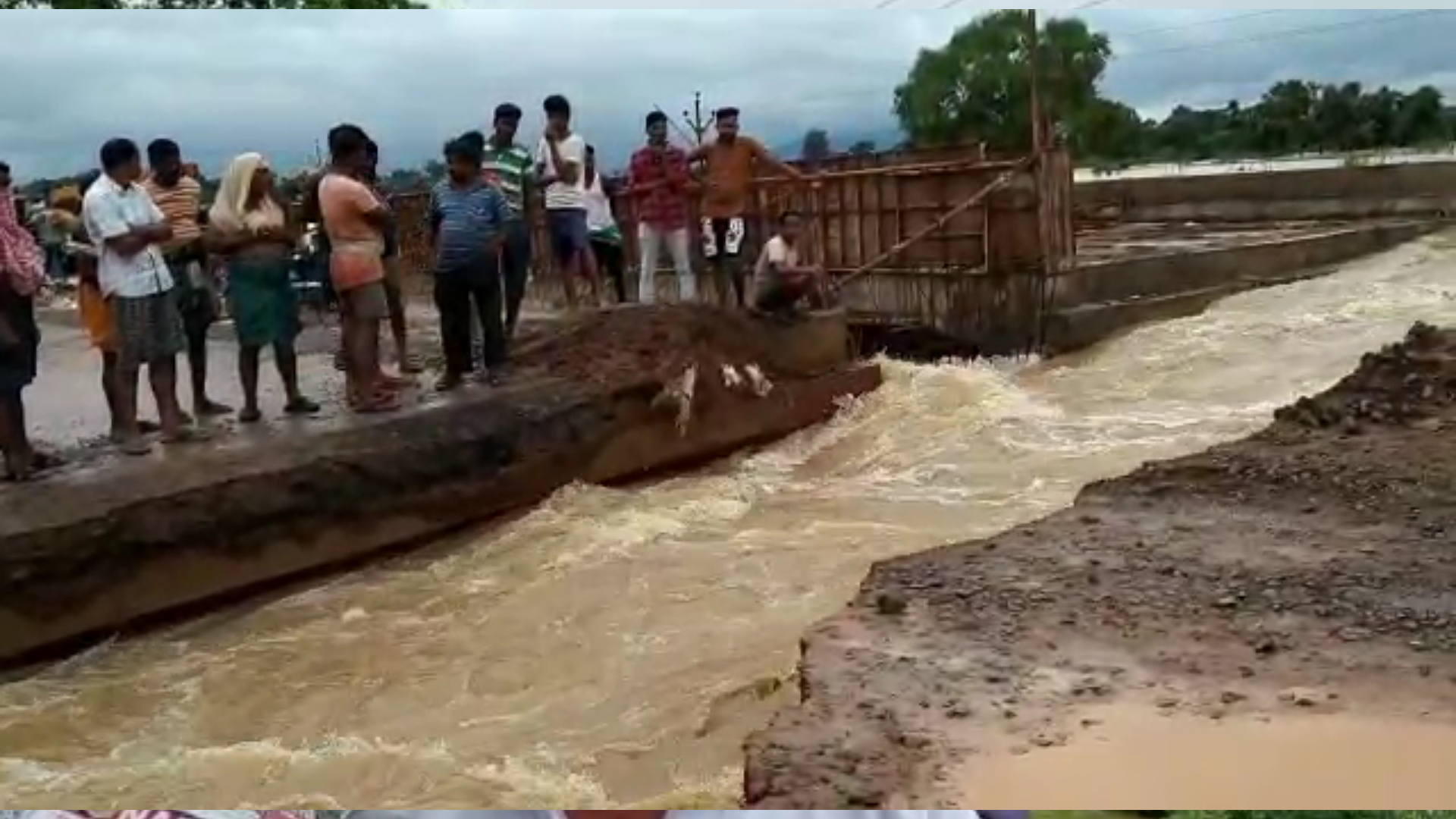 ଢେଙ୍କାନାଳ ବନ୍ୟା ଅଞ୍ଚଳ ବୁଲି ଦେଖିଲେ ମନ୍ତ୍ରୀ ପ୍ରଫୁଲ୍ଲ ମଲ୍ଲିକ