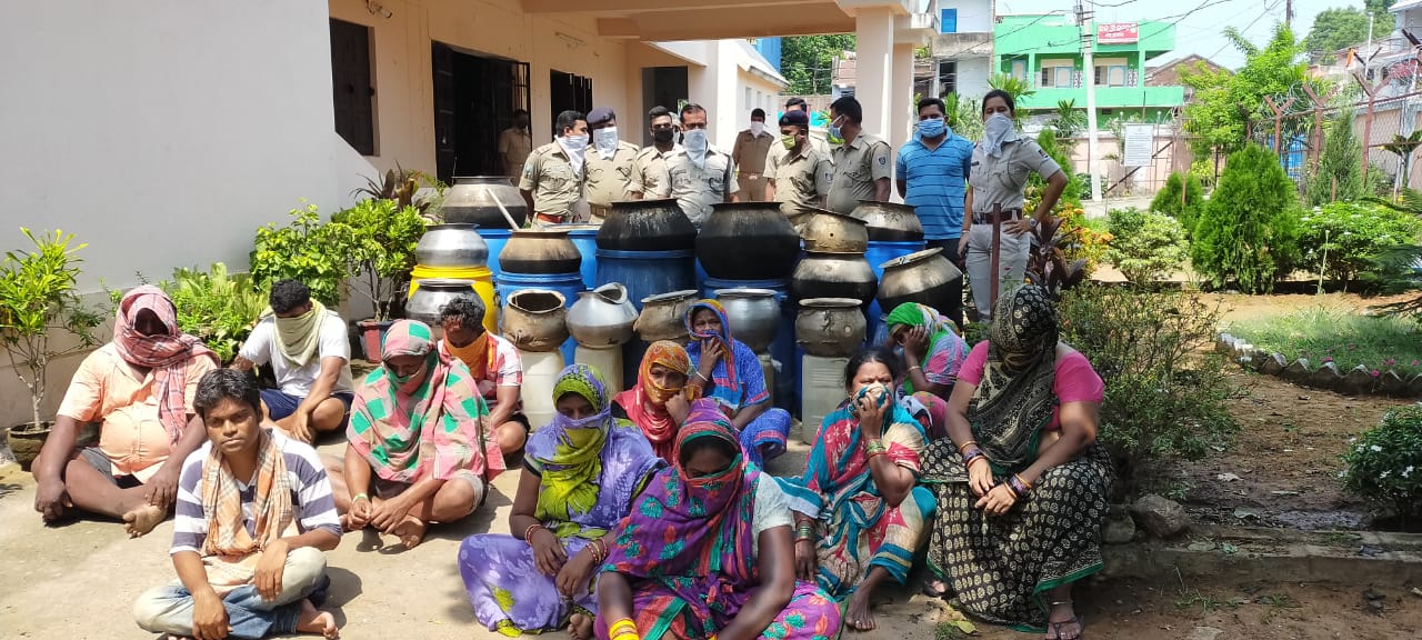 1,200 liters of liquor were seized in the city of Bhanjanagar,13 people were arrested and taken to court