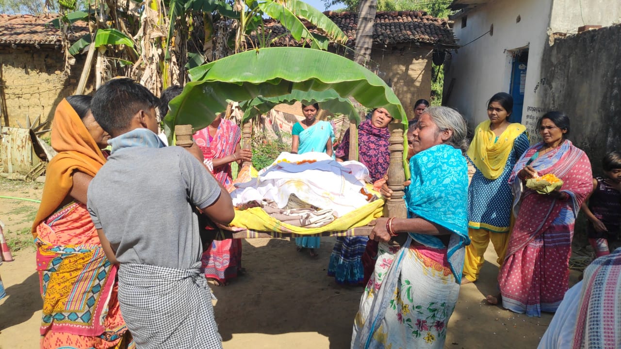 ହୃଦୟସ୍ପର୍ଶୀ ଘଟଣା ବାପାଙ୍କୁ କାନ୍ଧ ଦେଲେ 4 ଝିଅ