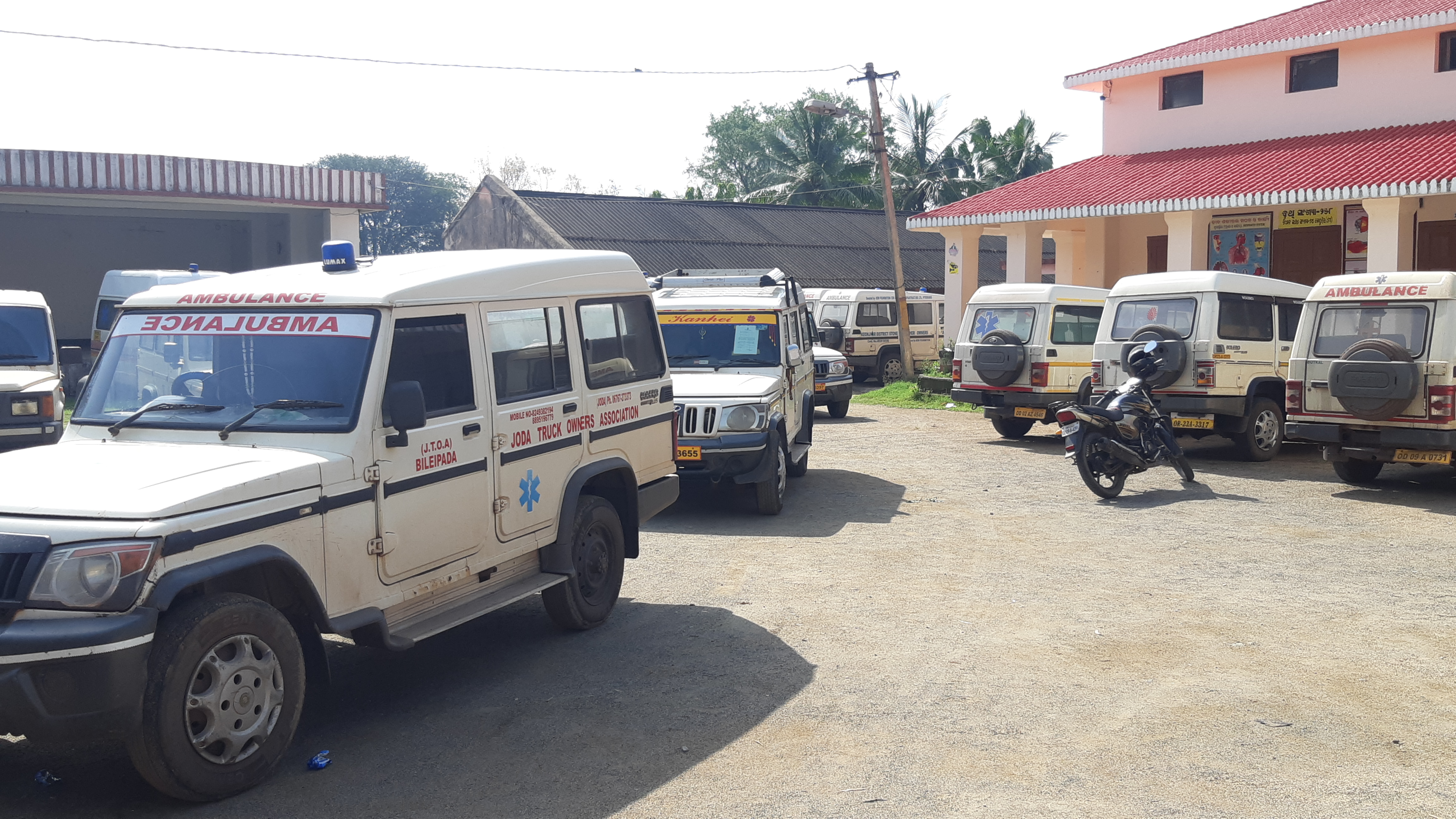 Ambulance drivers of kendujhar on strike, demanding ppe in workplace