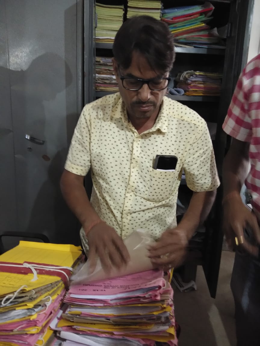 clerk arrested by vigilance while taking bribe in anandpur