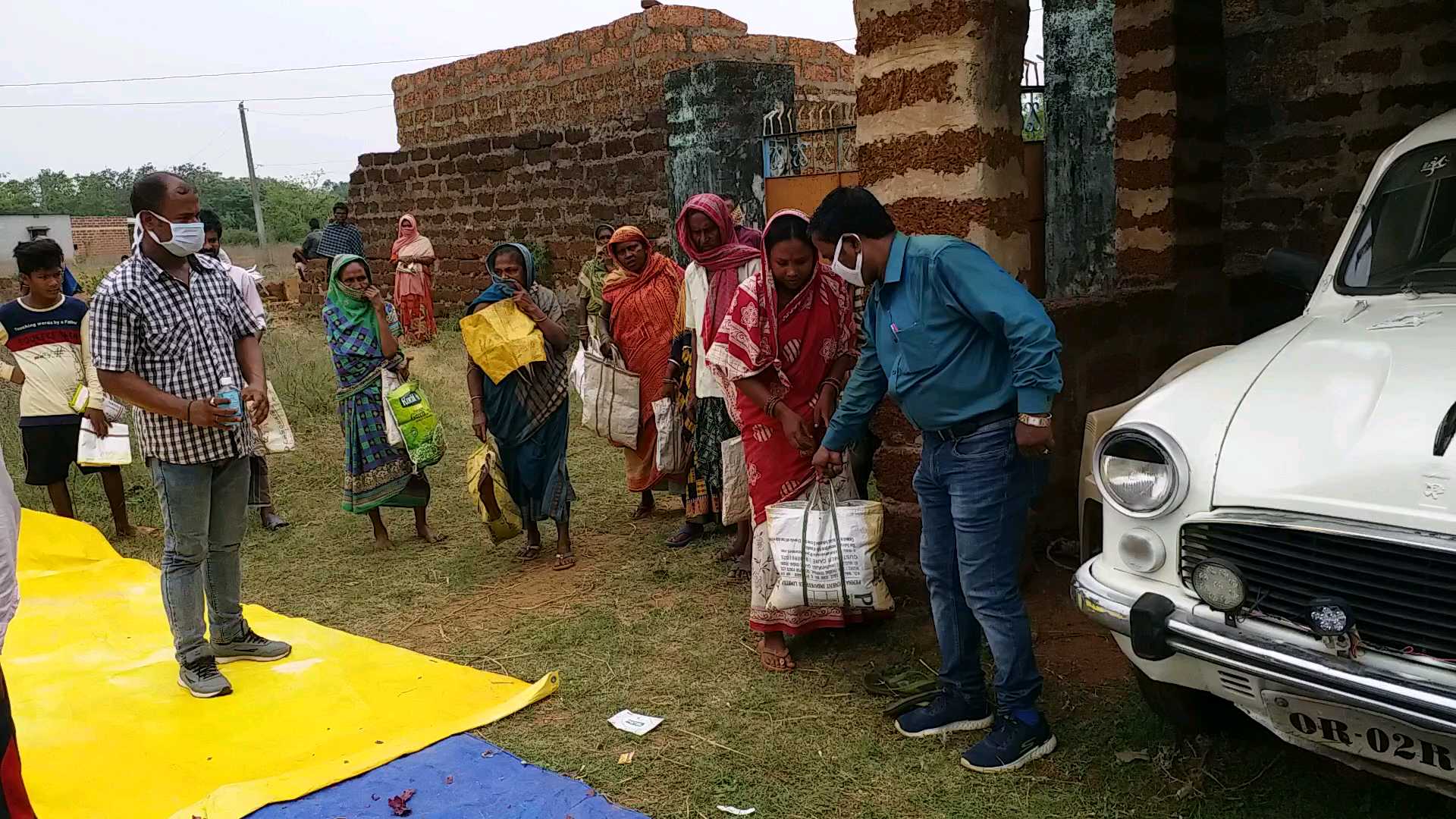 Lockdown: Social workers provide food to the needy