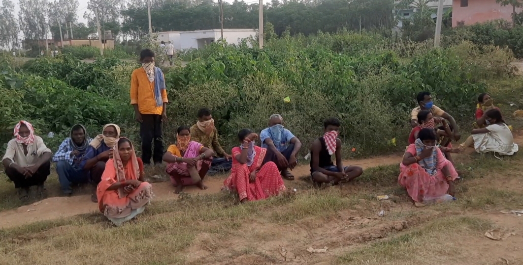 labour bus stopped halted mid way, nabarangpur latest newsm labour bus stopped in nabarangpur, labour stuck in nabarangpur, ଅଧାରେ ଖାରାପ ହେଲା ଶ୍ରମିକ ବସ, ନବରଙ୍ଗପୁର ଲାଟେଷ୍ଟ ନ୍ୟୁଜ୍‌, ନବରଙ୍ଗପୁର ରାସ୍ତାରେ ଖରାପ ହେଲା ଶ୍ରମିକ ବସ, ନବରଙ୍ଗପୁରରେ ଅଟକିଲେ ଶ୍ରମିକ