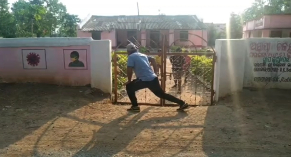 Migrant workers are practicing yoga at temporary health centers