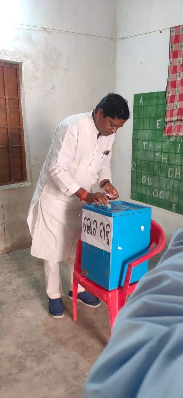 Panchayat Polls: ଭୋଟ ଦେଲେ ପ୍ରଦୀପ ମାଝୀ