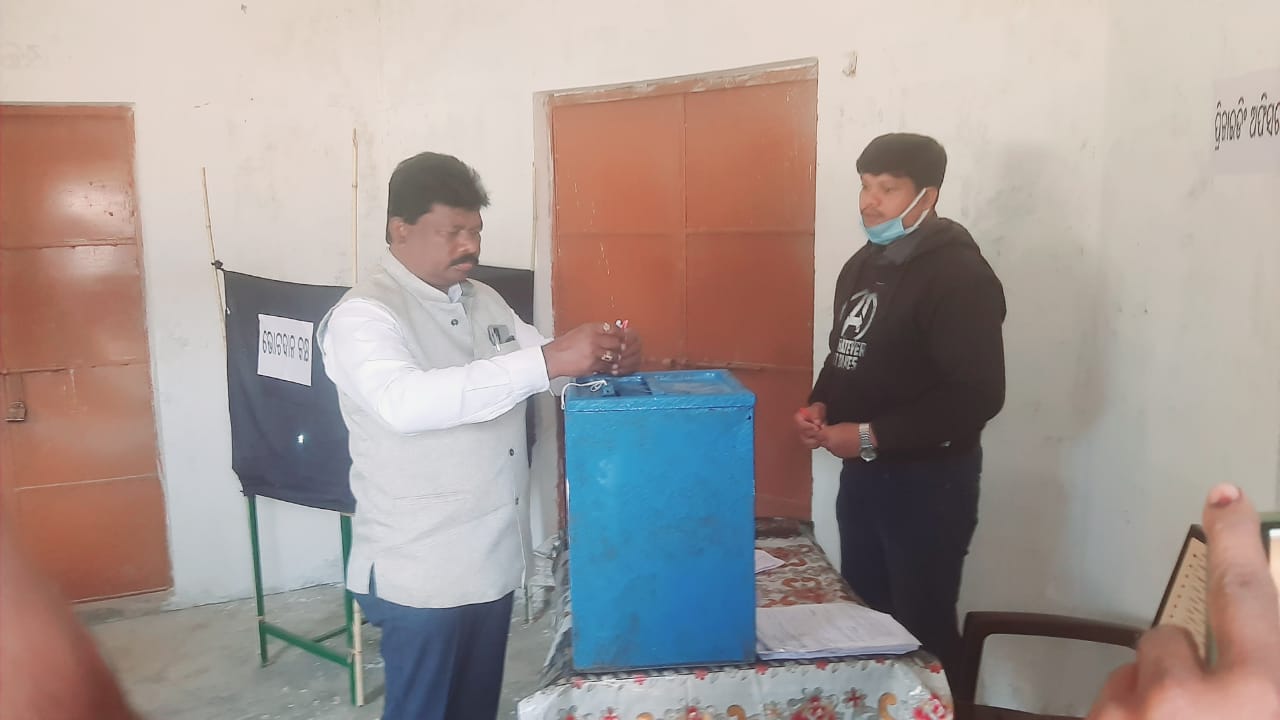 Panchayat Polls: ଭୋଟ ଦେଲେ ନବରଙ୍ଗପୁର ବିଧାୟକ ସଦାଶିବ ପ୍ରଧାନ