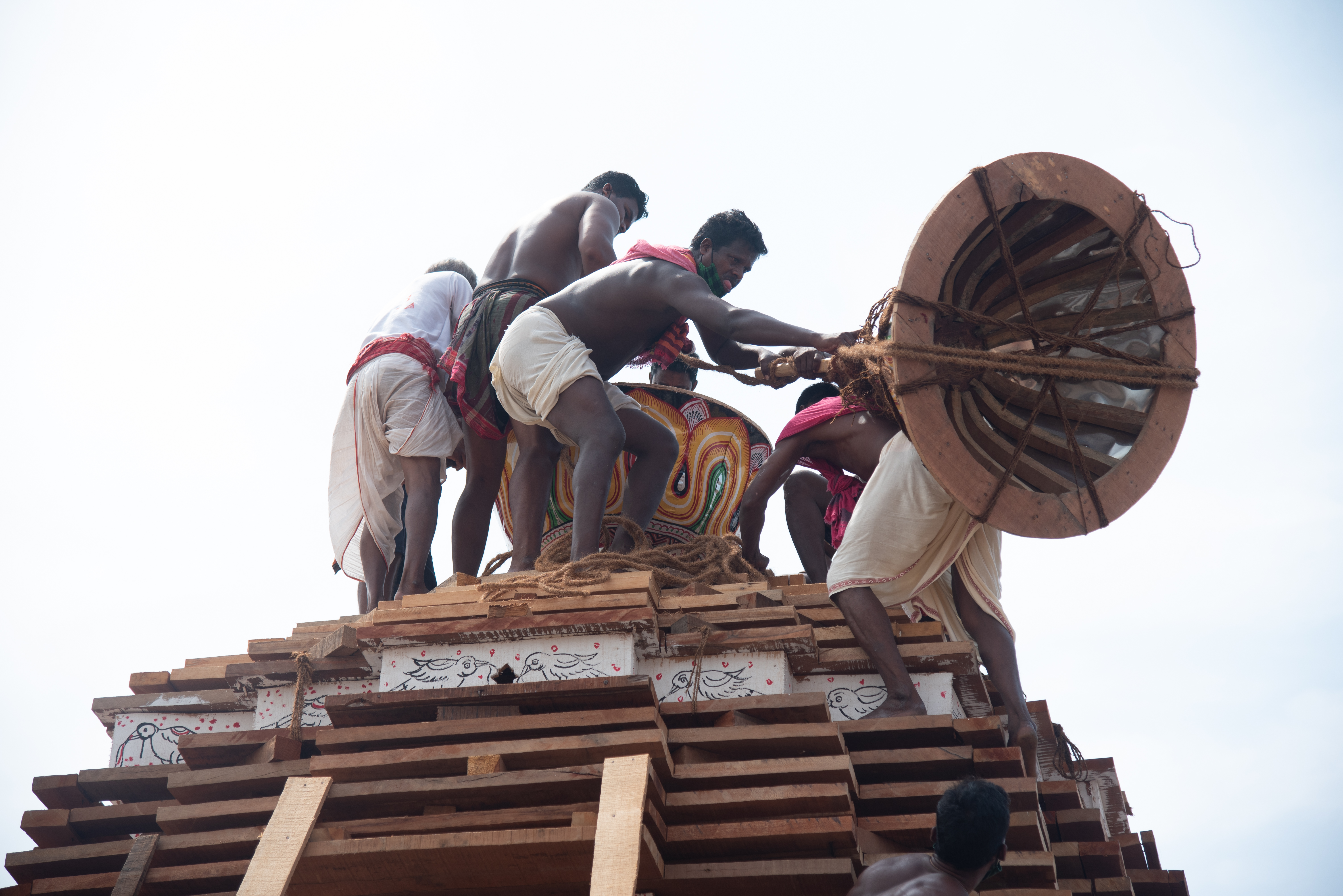 Chariot making in puri ratha khala, fitting work of kalasa and olata sua,  ratha yatra, kalasa and olata sua,  କଳସ, ଓଲଟ ଶୁଆ, ଅଁଳା, ରଥଖଳା, ରଥଯାତ୍ରା, ଗୁଣ୍ଡିଚାଯାତ୍ରା, ରଥ ନିର୍ମାଣ କାର୍ଯ୍ୟ