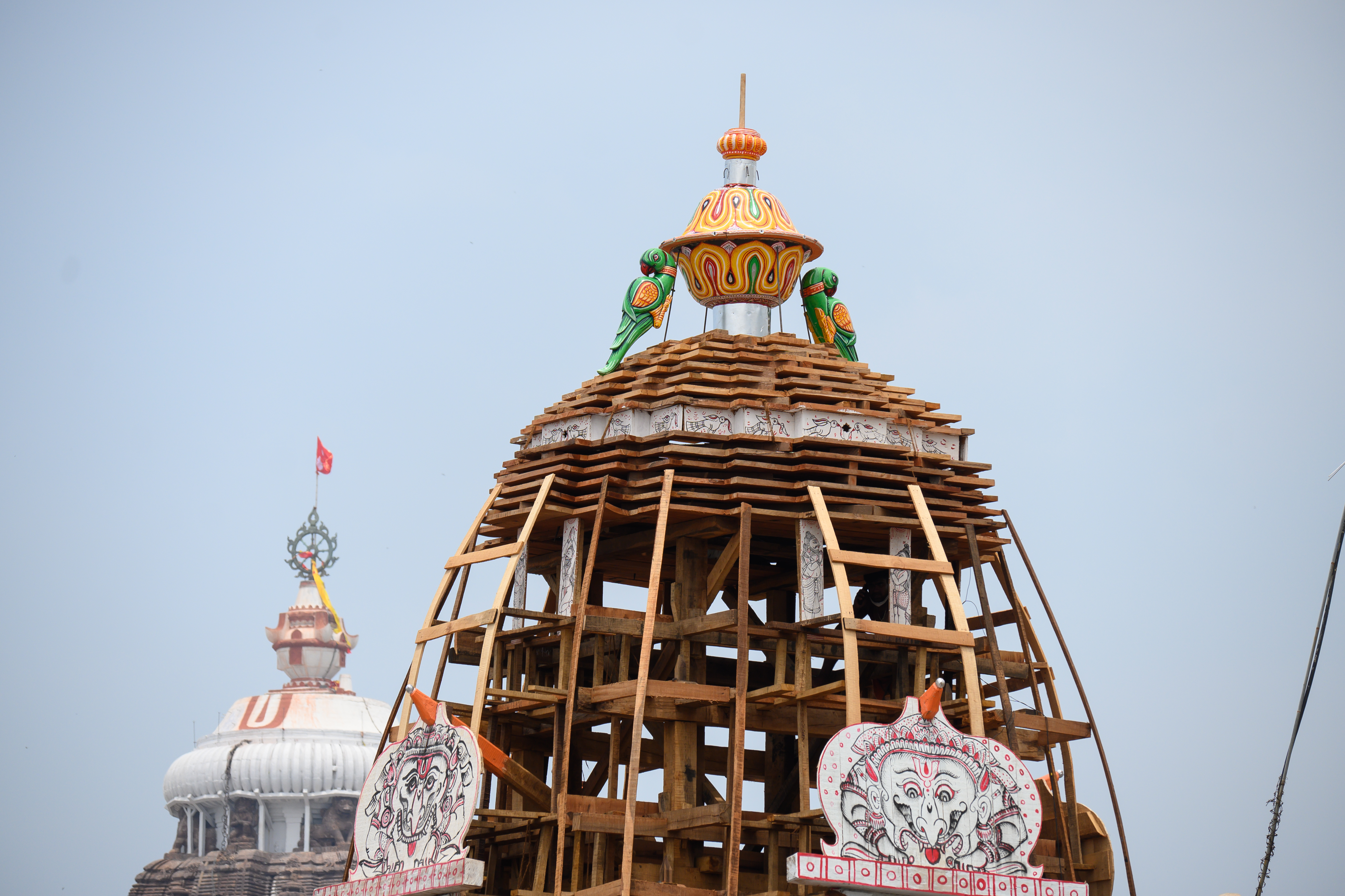 Chariot making in puri ratha khala, fitting work of kalasa and olata sua,  ratha yatra, kalasa and olata sua,  କଳସ, ଓଲଟ ଶୁଆ, ଅଁଳା, ରଥଖଳା, ରଥଯାତ୍ରା, ଗୁଣ୍ଡିଚାଯାତ୍ରା, ରଥ ନିର୍ମାଣ କାର୍ଯ୍ୟ