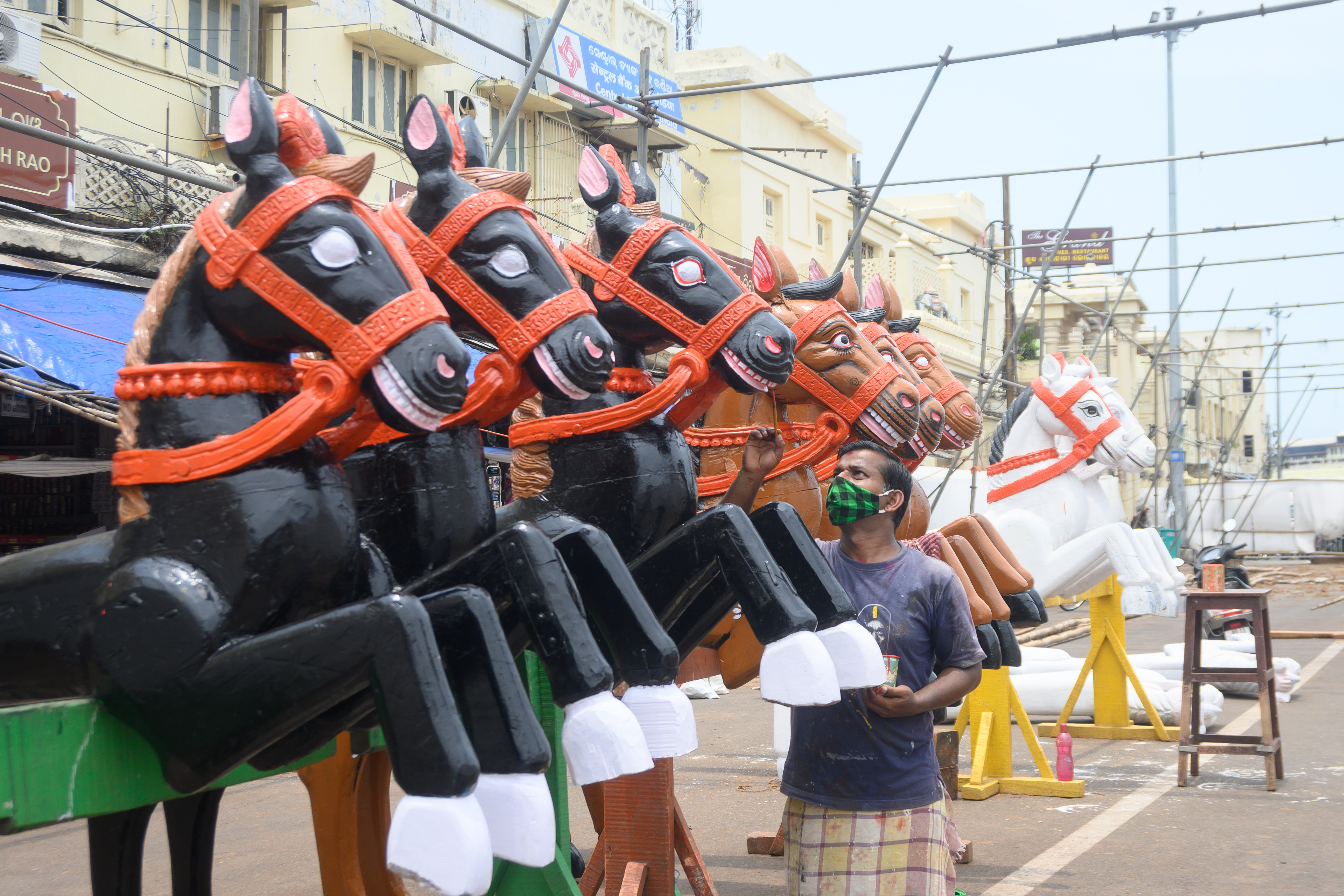 Chariot making in puri ratha khala, fitting work of kalasa and olata sua,  ratha yatra, kalasa and olata sua,  କଳସ, ଓଲଟ ଶୁଆ, ଅଁଳା, ରଥଖଳା, ରଥଯାତ୍ରା, ଗୁଣ୍ଡିଚାଯାତ୍ରା, ରଥ ନିର୍ମାଣ କାର୍ଯ୍ୟ