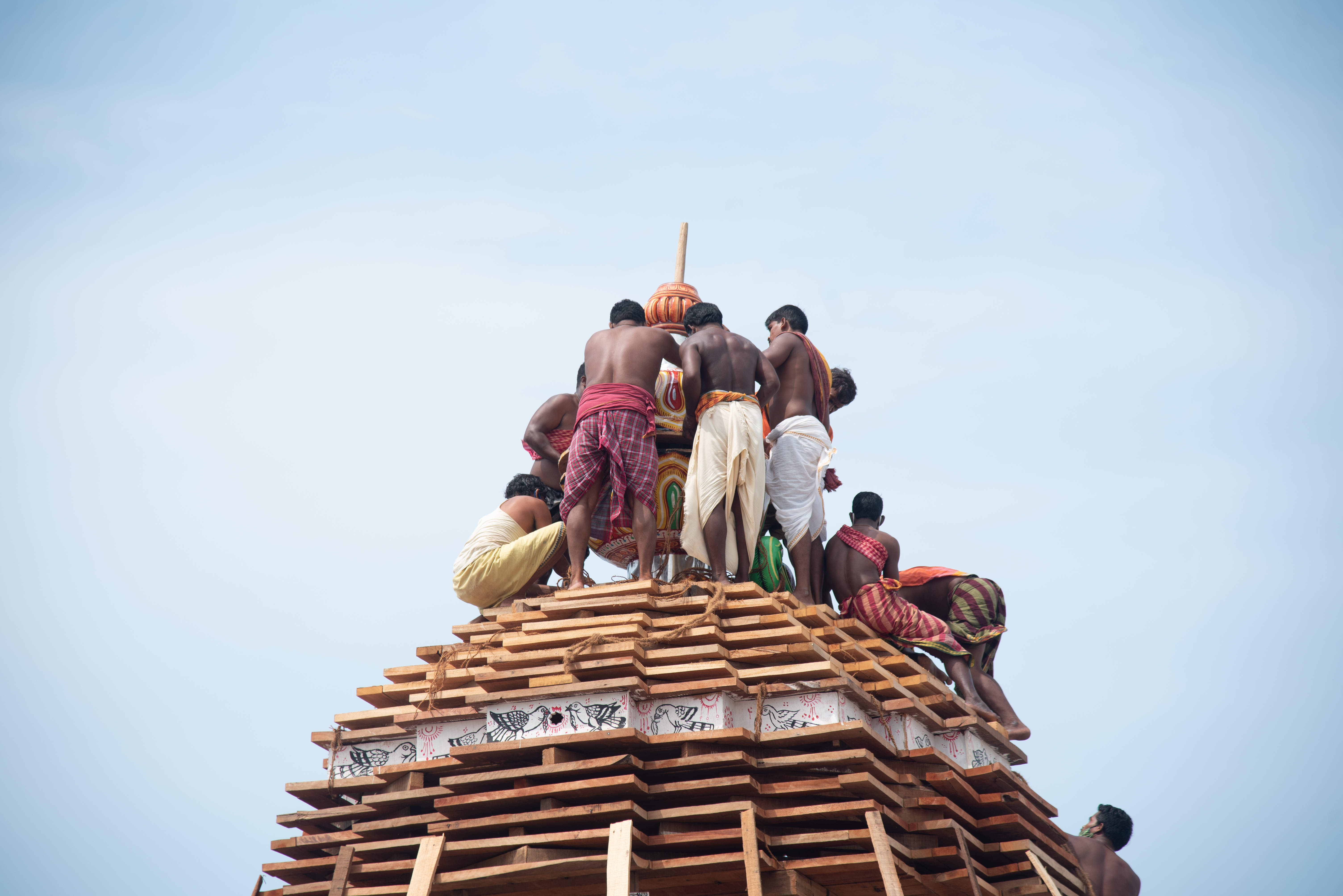 Chariot making in puri ratha khala, fitting work of kalasa and olata sua,  ratha yatra, kalasa and olata sua,  କଳସ, ଓଲଟ ଶୁଆ, ଅଁଳା, ରଥଖଳା, ରଥଯାତ୍ରା, ଗୁଣ୍ଡିଚାଯାତ୍ରା, ରଥ ନିର୍ମାଣ କାର୍ଯ୍ୟ