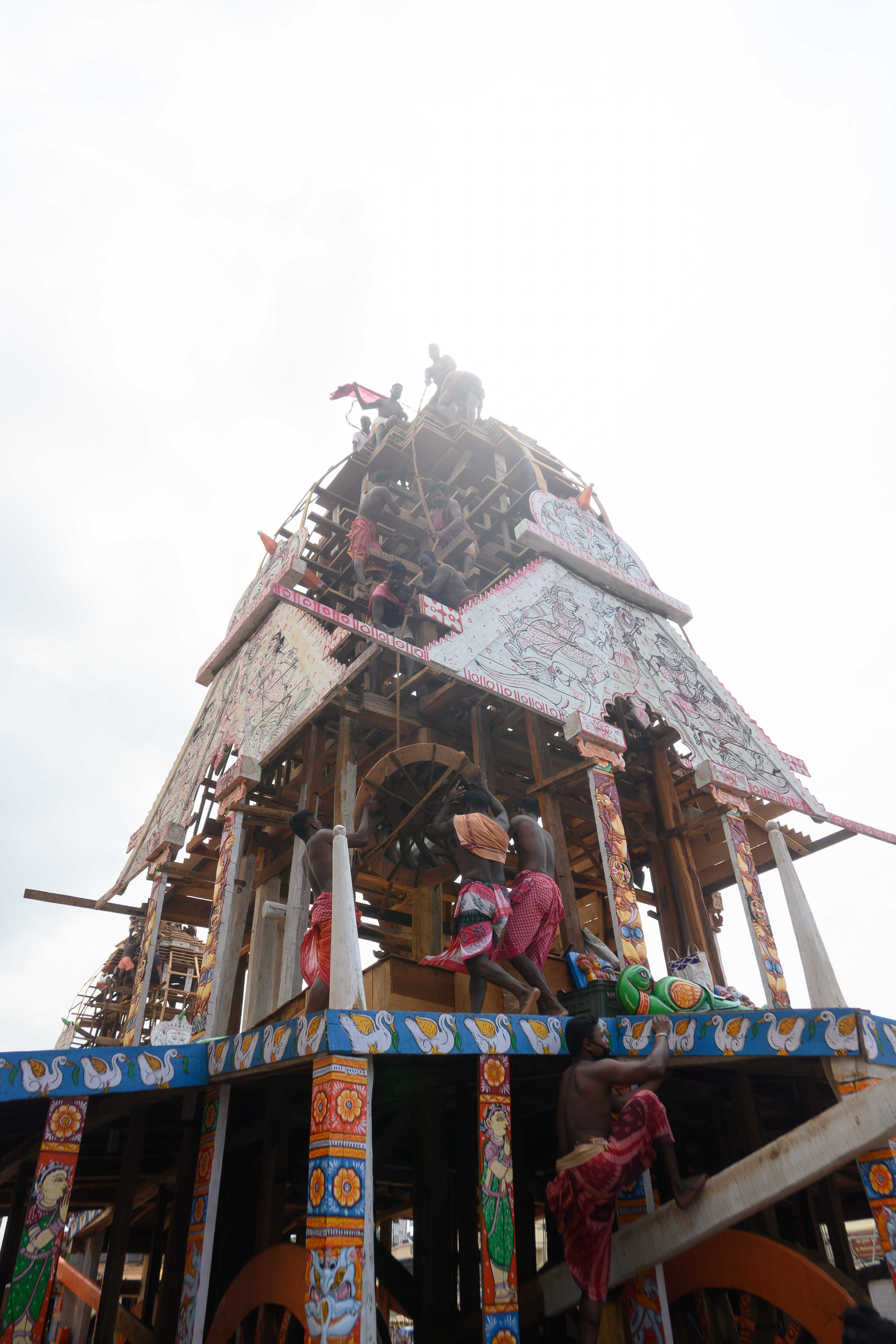 Chariot making in puri ratha khala, fitting work of kalasa and olata sua,  ratha yatra, kalasa and olata sua,  କଳସ, ଓଲଟ ଶୁଆ, ଅଁଳା, ରଥଖଳା, ରଥଯାତ୍ରା, ଗୁଣ୍ଡିଚାଯାତ୍ରା, ରଥ ନିର୍ମାଣ କାର୍ଯ୍ୟ