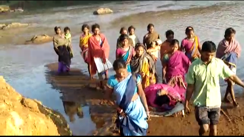 pregnant-woman-carried-on-strecher-in-rayagada