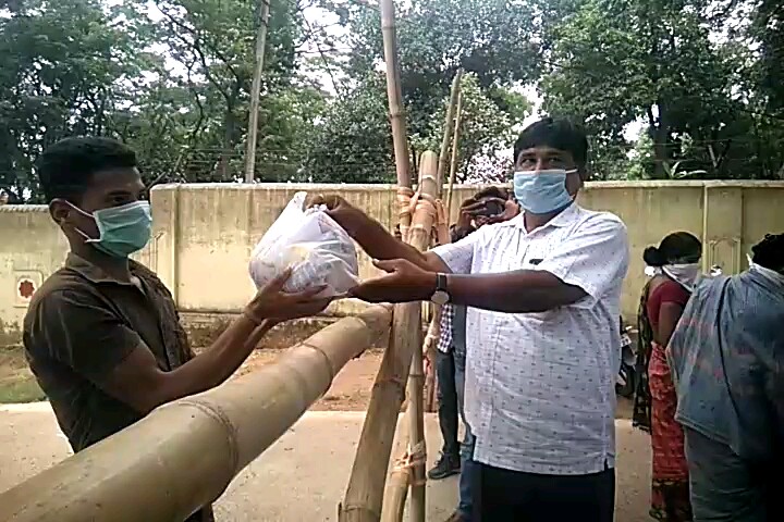 Under the 'Odisha-Mo Parivar' scheme, migrants received dry food