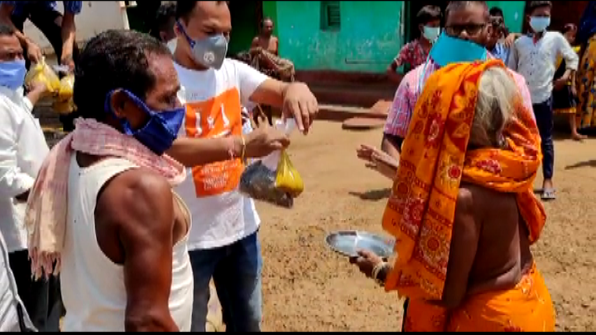 Volunteer youths distributed cooked food and masks to the poor people