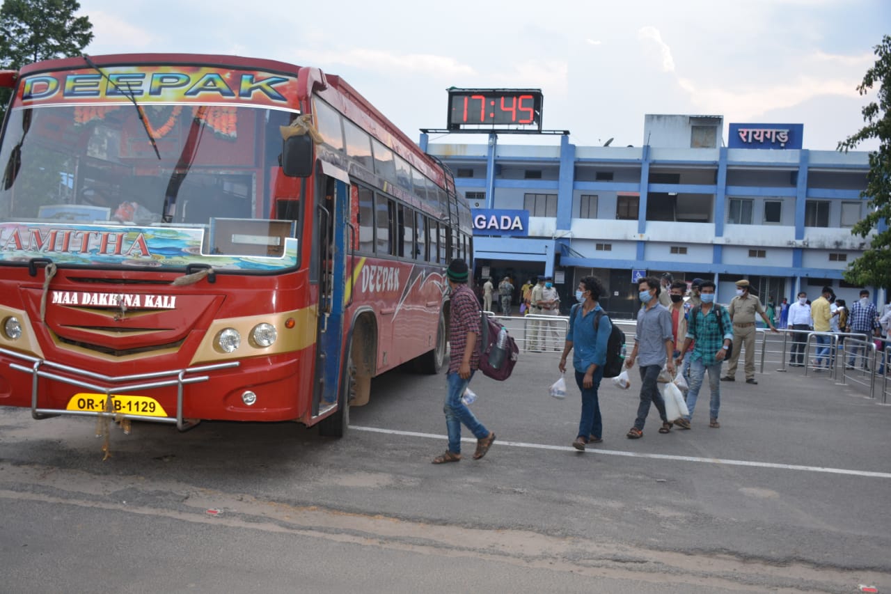 special train from coimbatore to rayagada, rayagada latest news, migrants reached rayagada, ରାୟଗଡା ଲାଟେଷ୍ଟ ନ୍ୟୁଜ୍‌, ରାୟଗଡା ପହଞ୍ଚିଲେ ପ୍ରବାସୀ ଶ୍ରମିକ, କୋଏମ୍ବାଟୁରରୁ ରାୟଗଡା ଆସିଲା ସ୍ବତନ୍ତ୍ର ଟ୍ରେନ