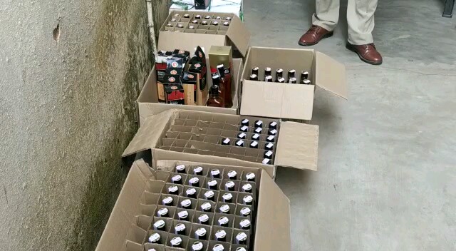 liquor business amid lockdown, liquor business in rayagada, rayagada latest news, excise dept raid in rayagada, ଲକଡାଉନରେ ମଦ କାରବାର, ରାୟଗଡାରେ ମଦ କାରବାର, ରାୟଗଡା ଲାଟେଷ୍ଟ ନ୍ୟୁଜ୍‌, ରାୟଗଡାରେ ଅବକାରୀ ବିଭାଗର ଚଢାଉ