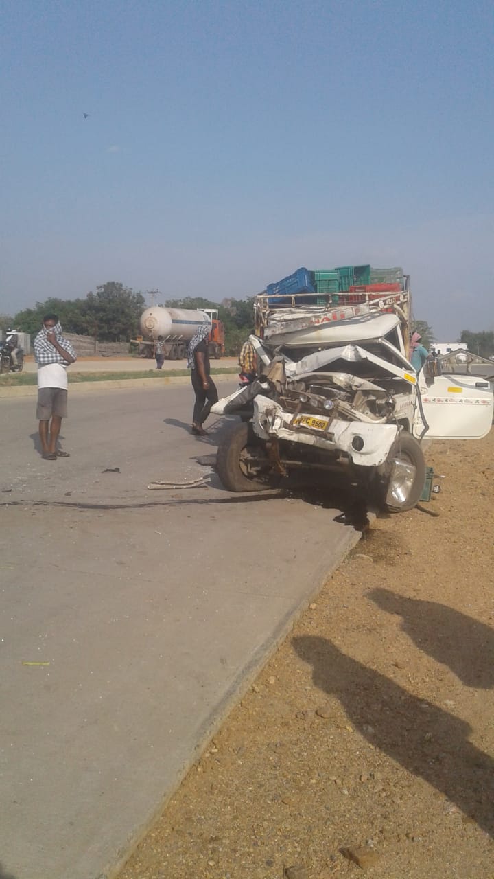 Pickup van and highway truck collided, 2 injured