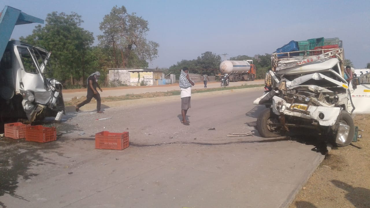 Pickup van and highway truck collided, 2 injured