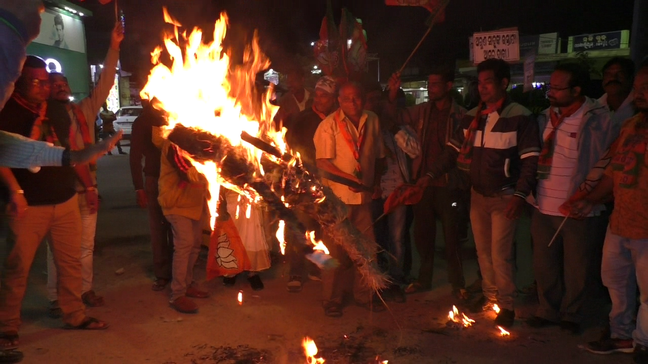 ପରୀ ହତ୍ୟାକାରୀକୁ ଗିରଫ ଦାବିରେ ବଜେପିର ବିକ୍ଷୋଭ ପ୍ରଦର୍ଶନ