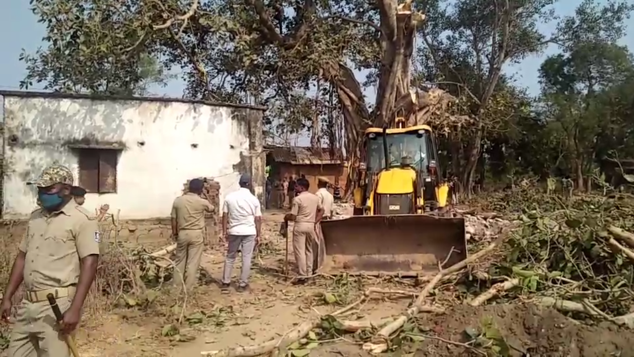 Villagers, police clash over tree cutting in Subarnapur