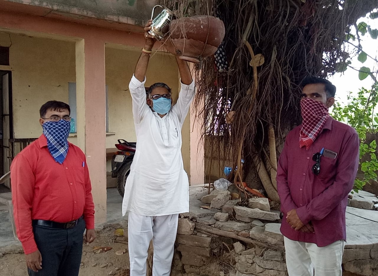 Birds planted in Mundawar, पक्षियों के लिए लगाए गए परिण्डे